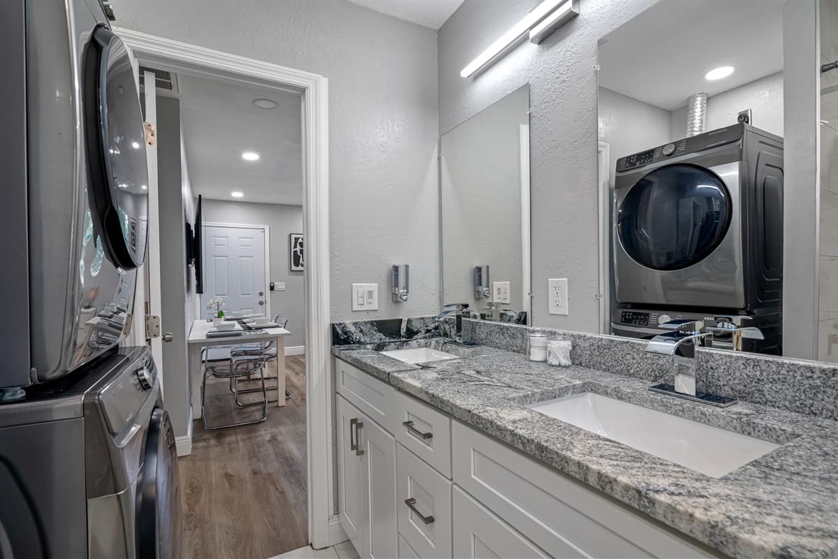 Feel at home in this lovely property equipped with everything you'll need during your stay! If you like what you see, send us a message now!