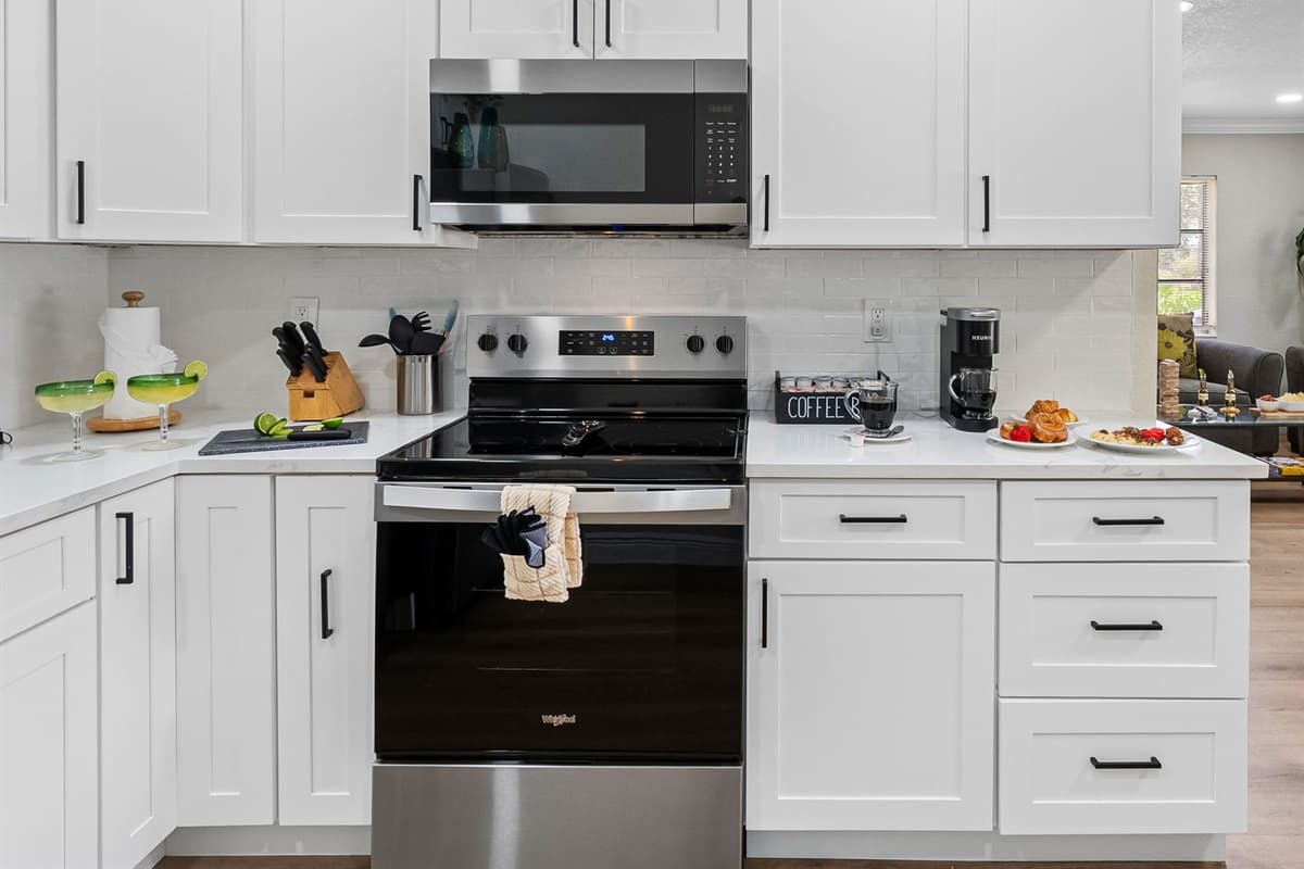 Inside the cabinets and drawers, you’ll find a complete set of cookware, dishes, glassware, utensils, and cooking essentials, so you can prepare meals just the way you would at home.