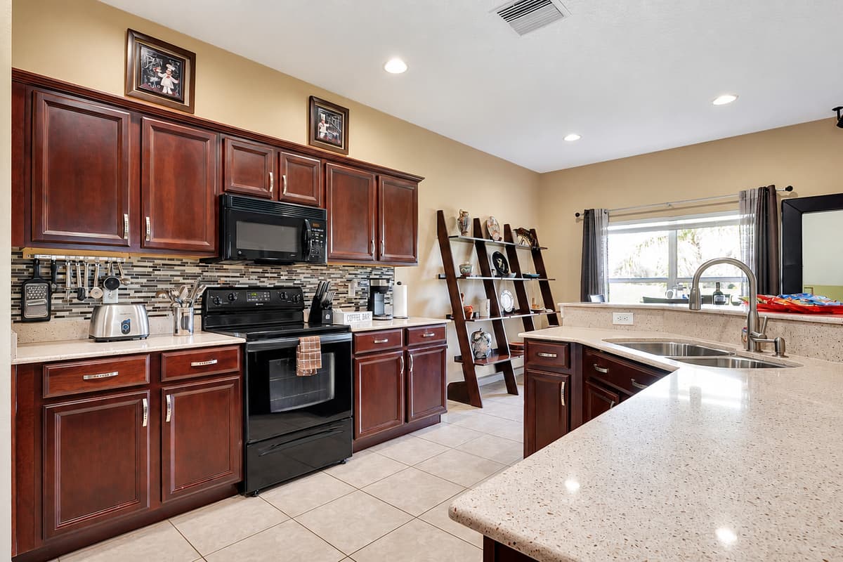 The black appliances add a touch of modern sophistication, with their state-of-the-art features and seamless integration into the overall design.