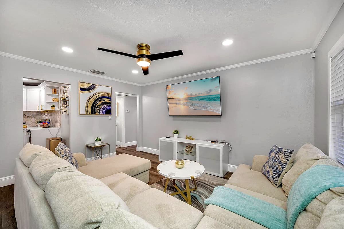 Never miss an episode of your favorite series while on vacation while relaxing. Our beautiful living area has a smart TV and a comfortable and modern L-shaped couch. 