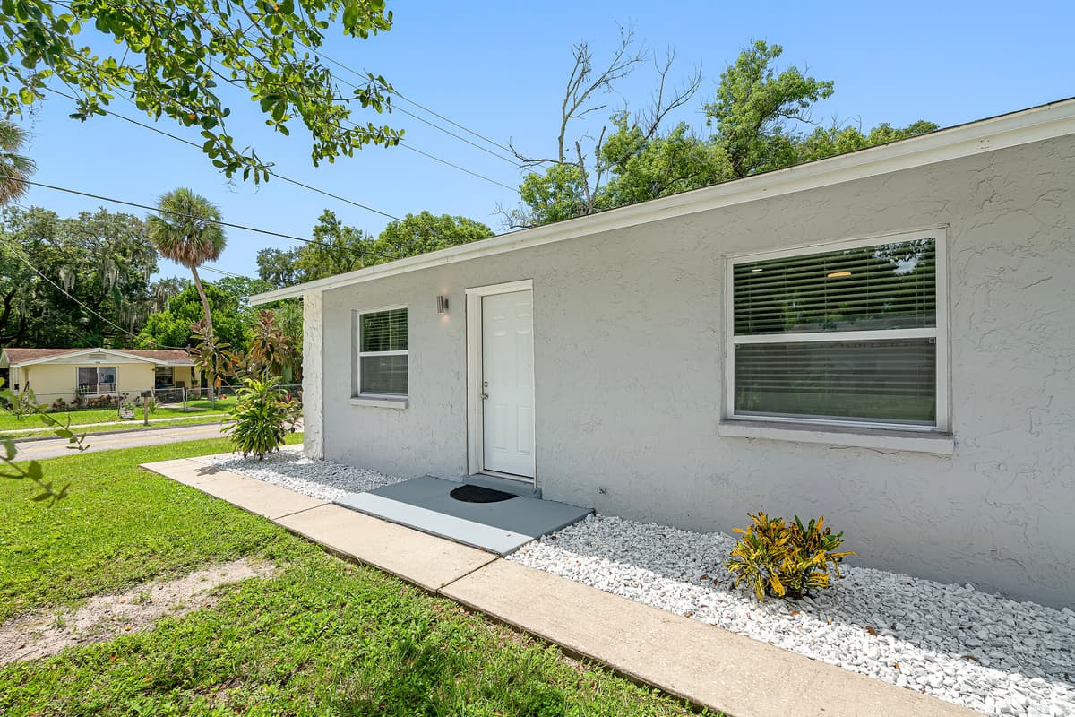 Side entrance of this amazing property! Feel relaxed when ambiance and surrounding here! Don't hesitate to send us message if you have questions.