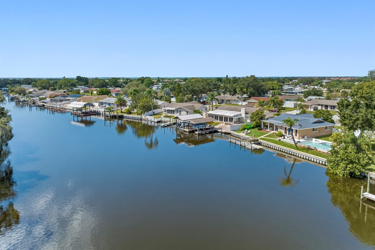 Enjoy the view of this beautiful lake during your entire stay! Make memories and cherish every moment with family and friends! Send us a message now!