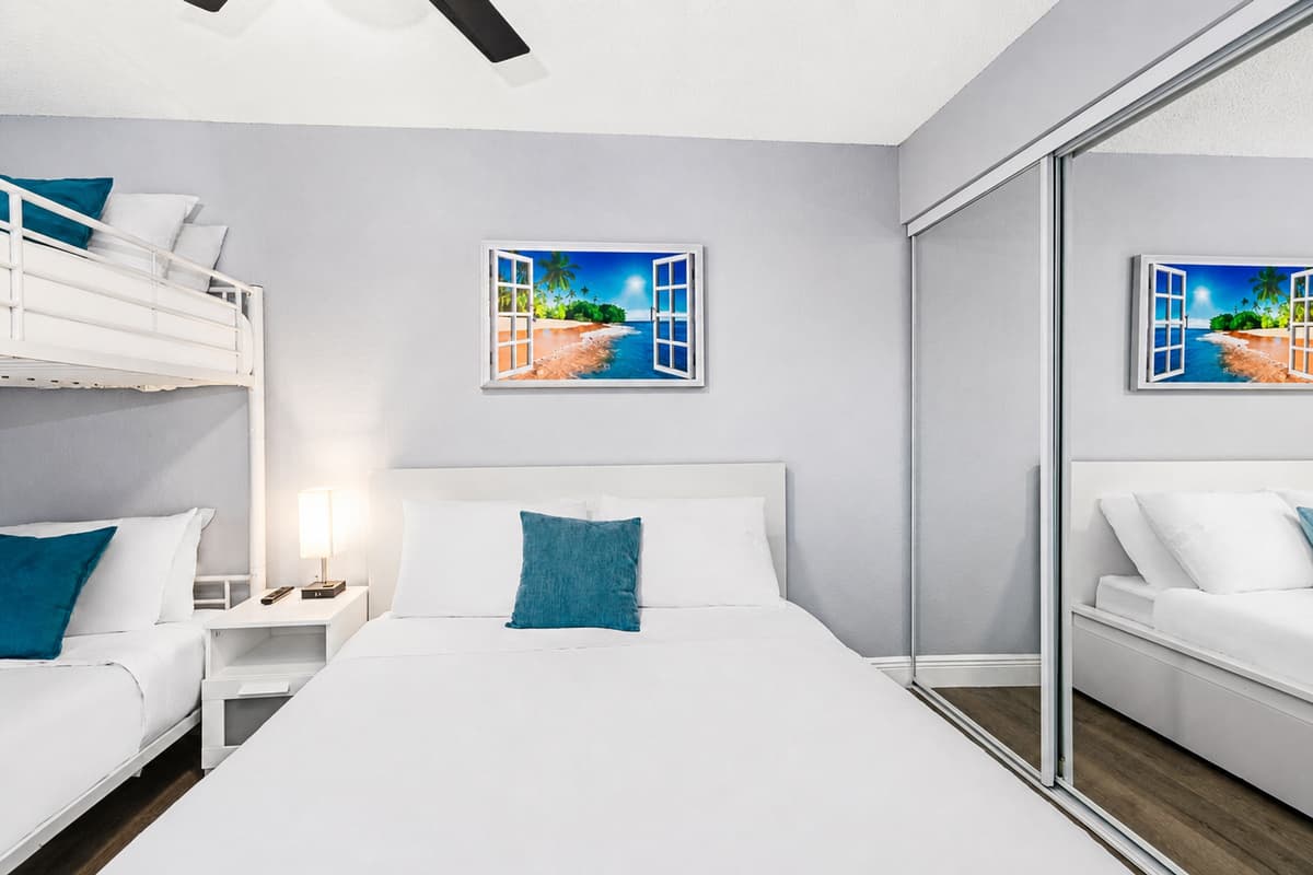 Amazing bedrooms with a beautiful queen size bed, single bunkbed, smart TV, full sized mirror closets for storage. Perfect room for family or group of friends. Are you interested in this property, send us an inquiry now!