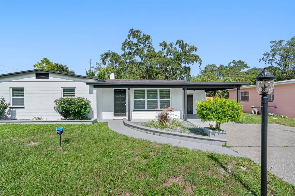 Do you like the minimalist facade of the property? We also make sure that the lawn is always well manicured. If you are interested, Send us a message!