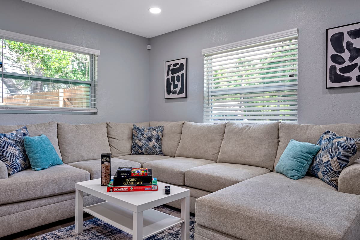 Feel refreshed in our beautiful and cozy living area with a lovely modern couch! Have an amazing time with family and friends! Don't hesitate to send us a message! Inquire now!