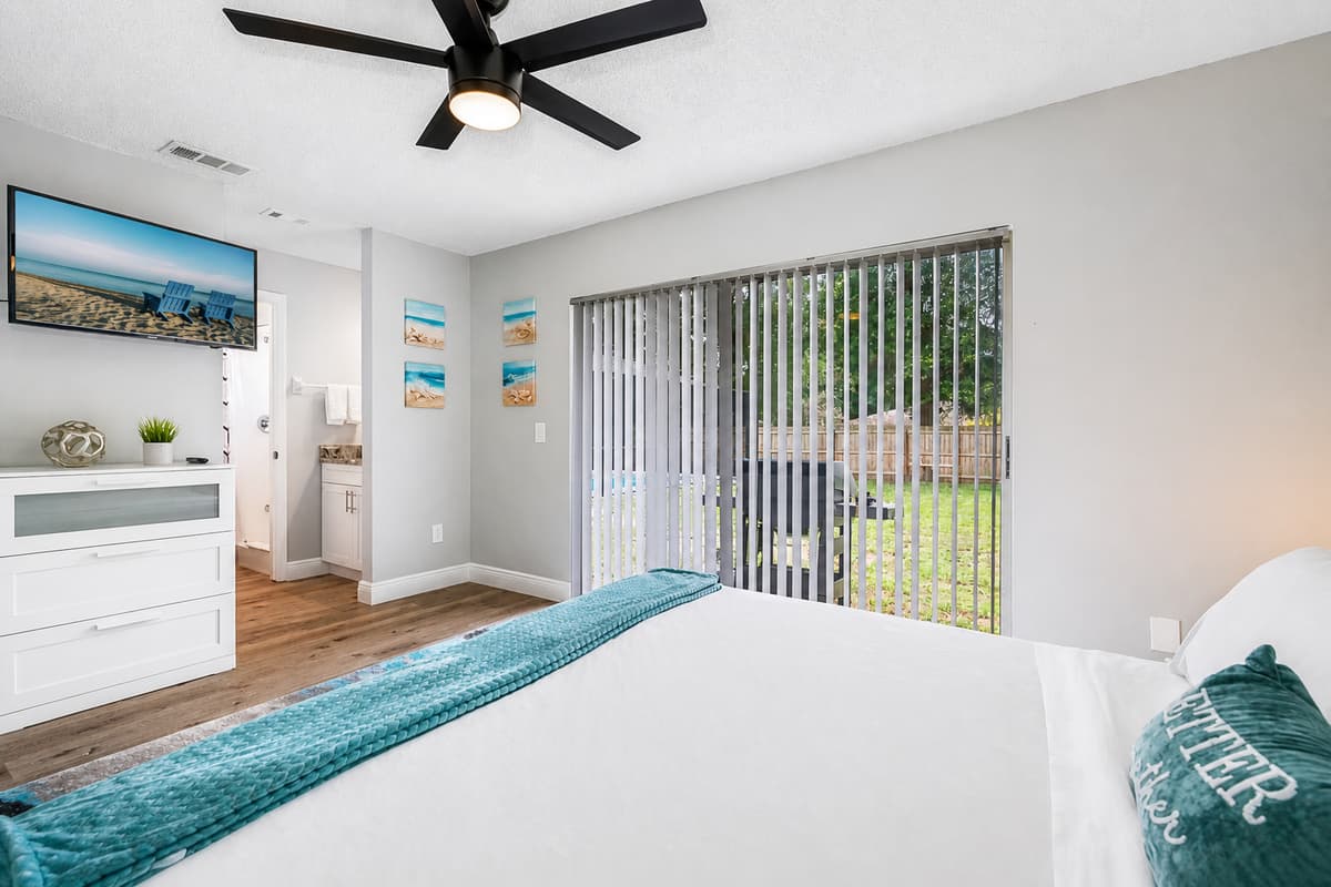 Our elegant L-shaped modern couch is very comfortable, and it can seat 8 to 10 people. Catch up with loved ones or watch your favorite Netflix series while relaxing. If you think this property suits your needs, send us an  inquiry now!