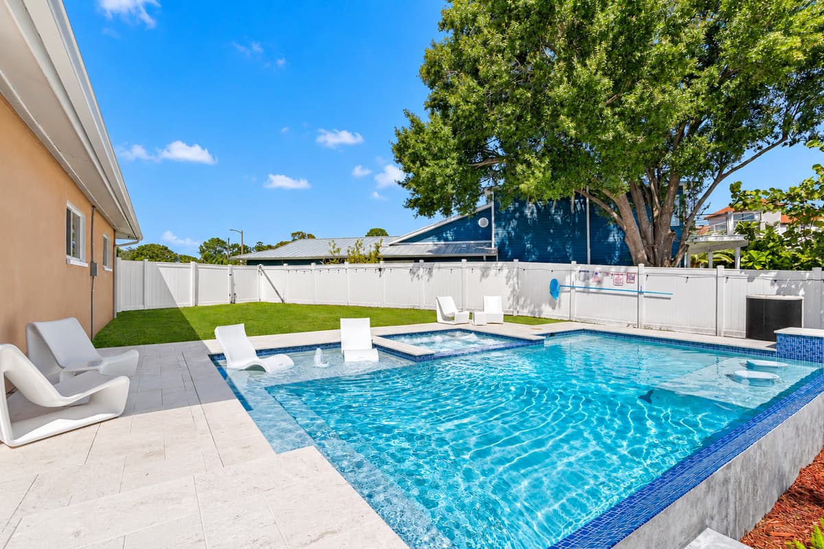 Perfect getaway for family and friends to enjoy and relax. Relieve stress while dipping or swimming in our heated pool.. Send un an inquiry now!