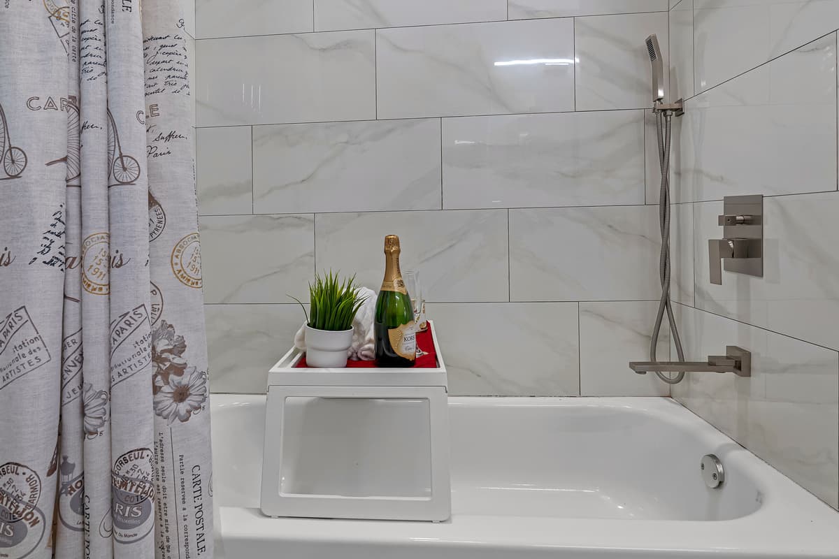 Luxurious bathroom with bathtub, sink, toilet and shower.  Enjoy a relaxing bath after in our amazing and spacious bathtub. If you like this property, send us an inquiry as soon as possible.