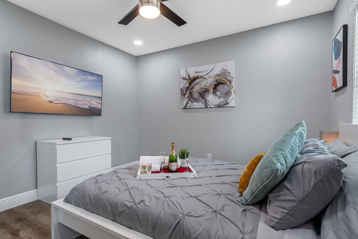 Watch your favorite series or movies in your own room! This elegant room has a queen sized bed, drawers and smart TV! Book this property now!
