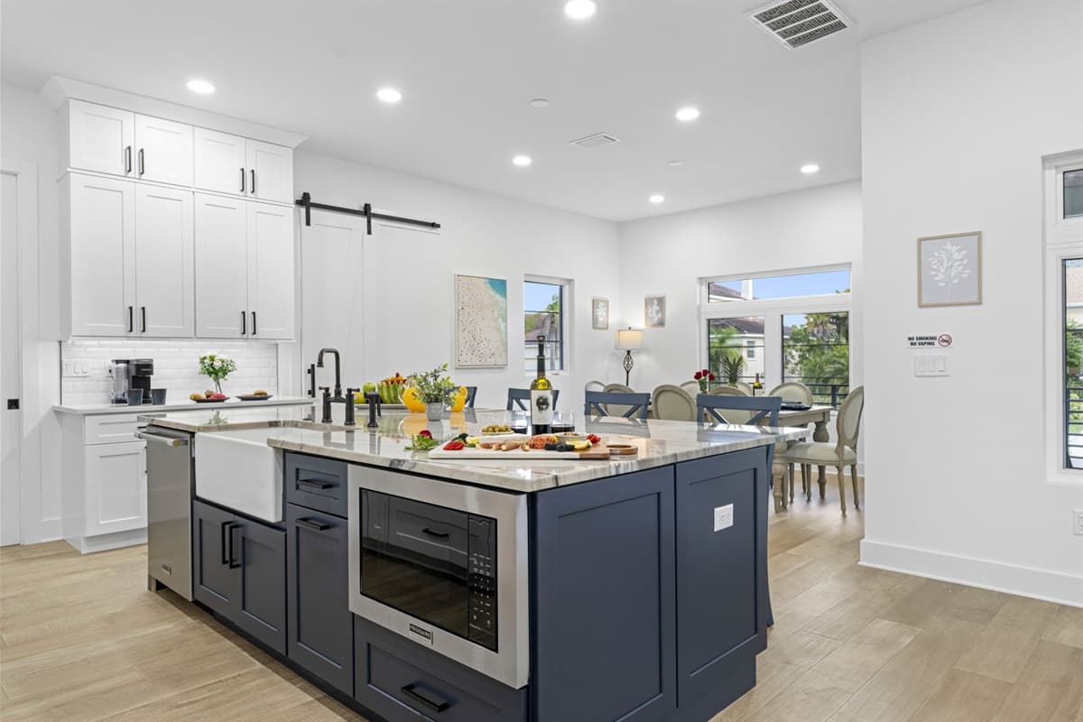 Whether you’re whipping up a quick snack or preparing a feast, this fully equipped kitchen ensures that every meal can be enjoyed in comfort and style.