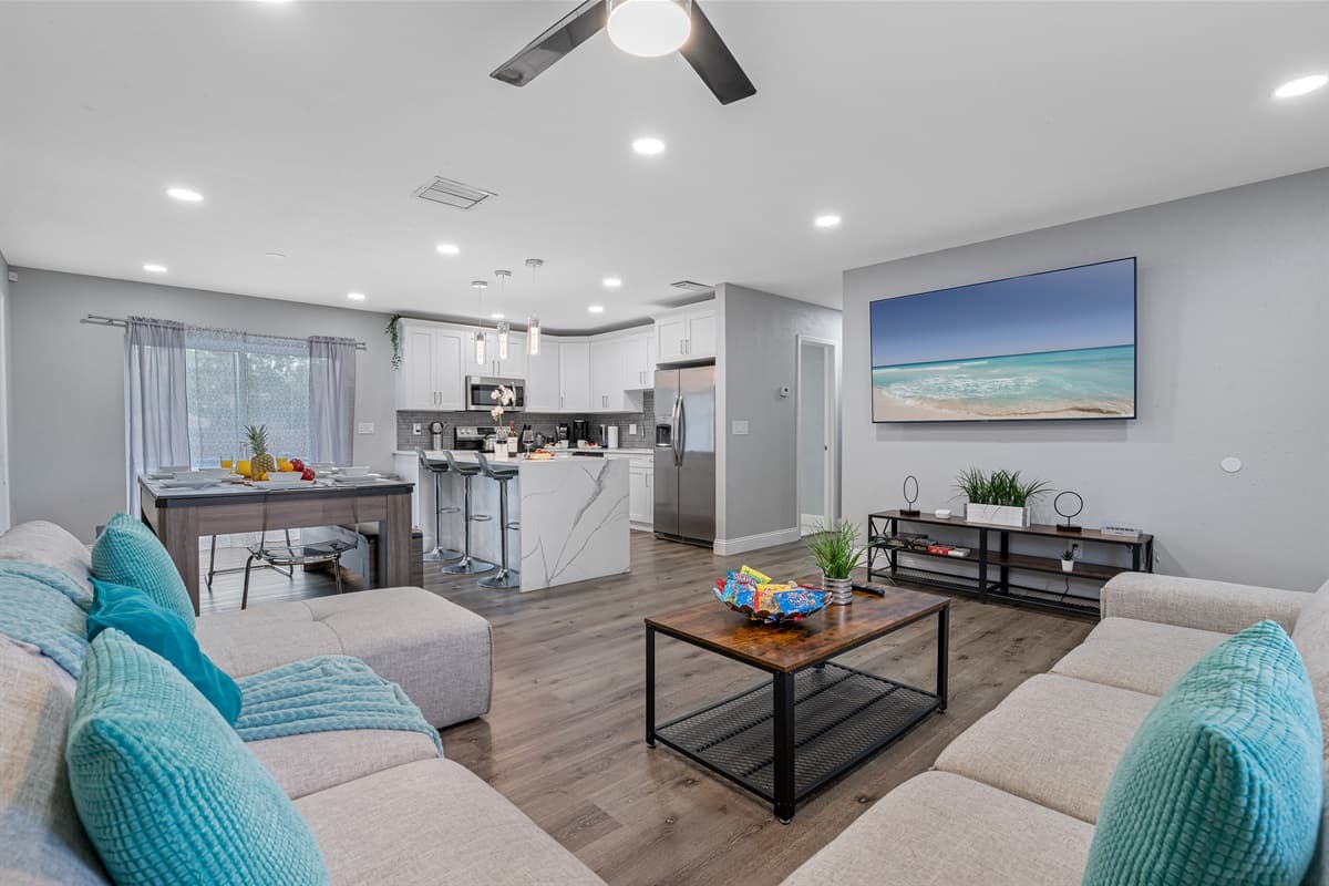 Make the most of your stay with your family and friends in this amazing open area where you can access our cozy living, dining area, and kitchen. 