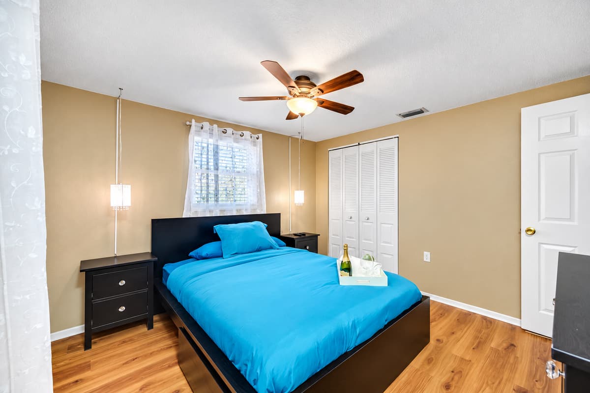 Lovely bedroom with queen size bed, smart TV, closet, and drawers. Enjoy the comfort while staying at your home far from home. Do you love what you see? Don't think twice and send us an inquiry as soon as possible!