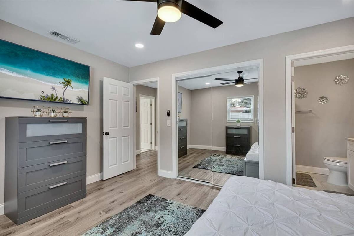 Elegant bedroom with king size bed, smart TV and own bathroom. Enjoy the comfort while staying at your home far from home. Do you love what you see? 