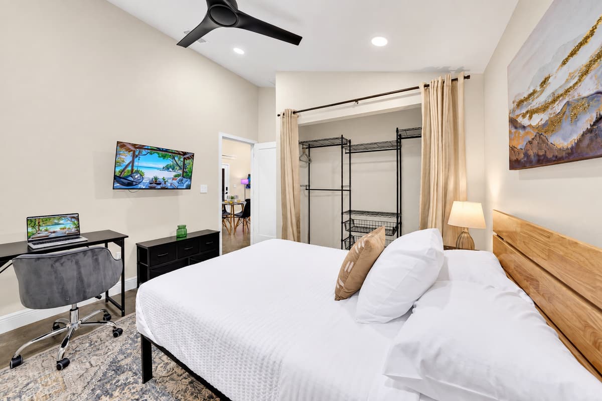 Your own suite, your own hours, your own screen. King bed under a canopy frame, workspace by the window and soft lamp light for reading. Close the door and the other seventeen guests disappear.