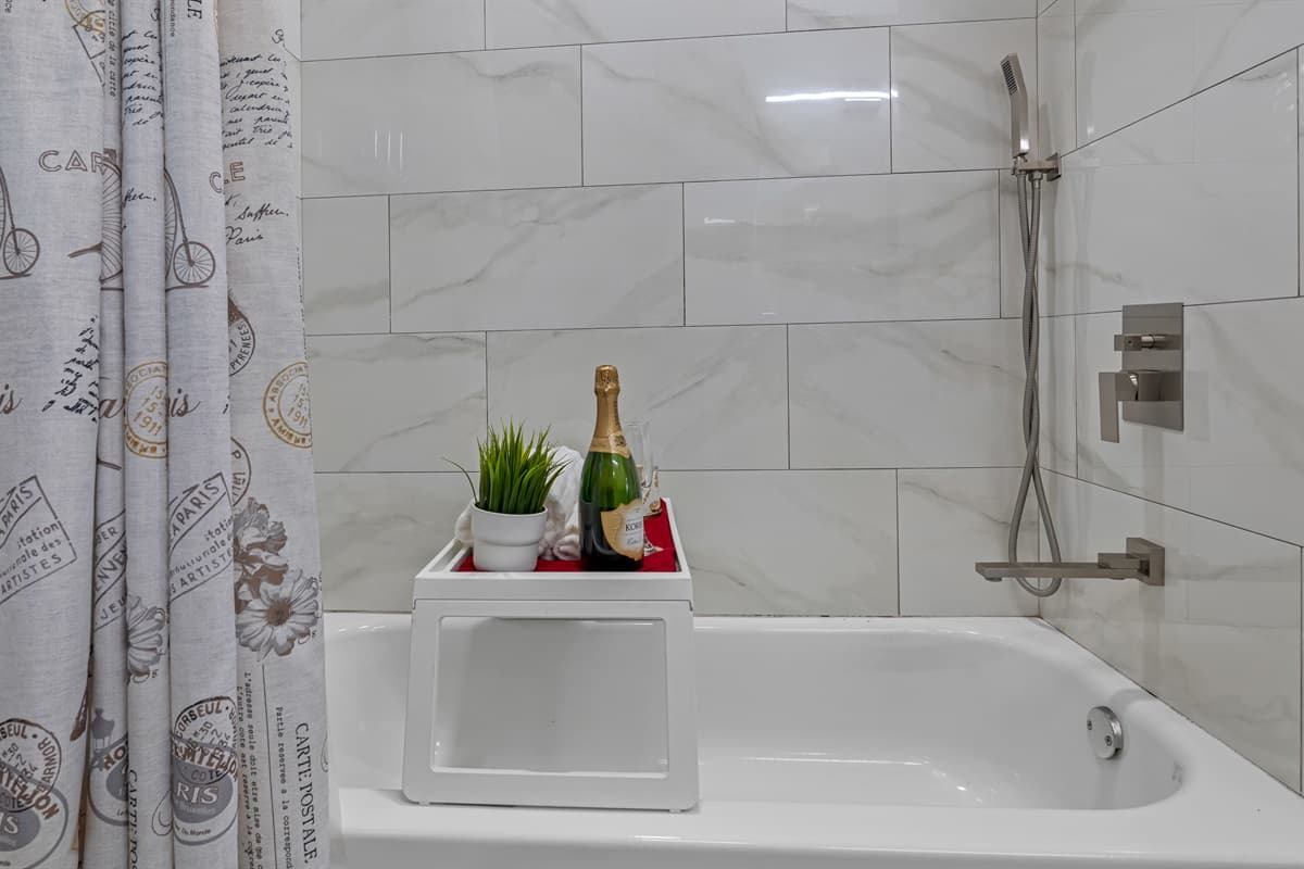 Luxurious bathroom with bathtub, sink, toilet and shower.  Enjoy a relaxing bath after in our amazing and spacious bathtub. If you like this property, send us an inquiry as soon as possible.
