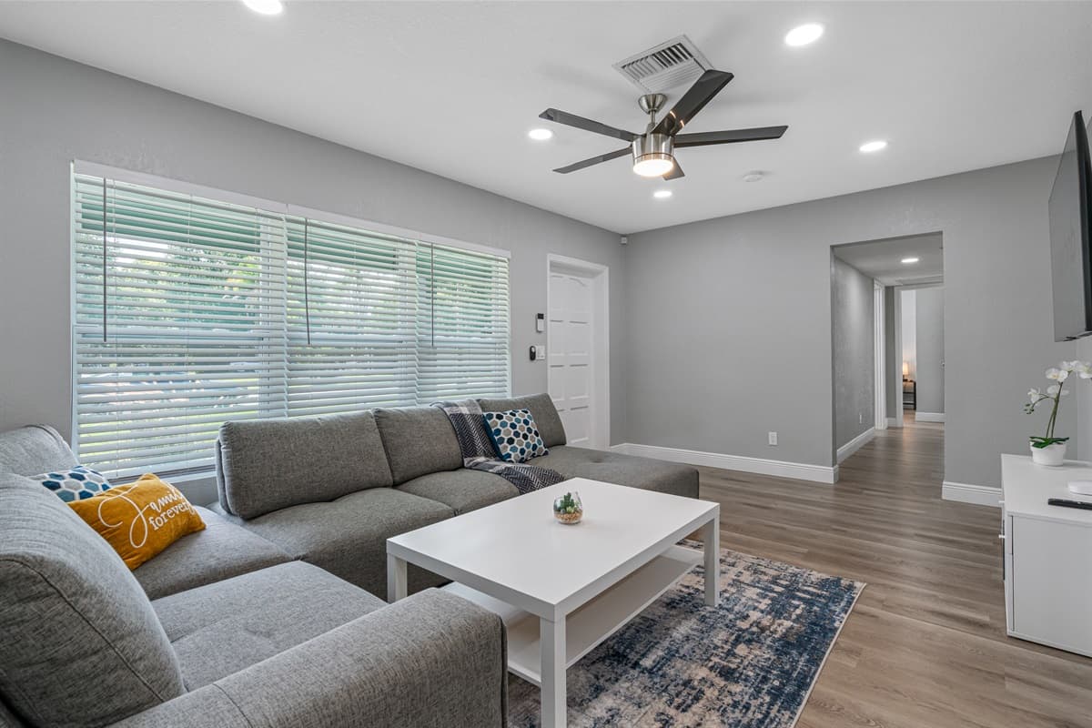 Feel refreshed in our beautiful and cozy living area with a lovely modern couch! Have an amazing time with family and friends! Don't hesitate to send us a message! Inquire now!