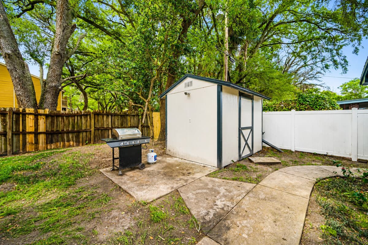 Tired of the indoors? You would love our beautiful seating area. Relax and share stories with family and friends while having a cup of coffee or tea. If you are interested in this property, send us an inquiry now!
