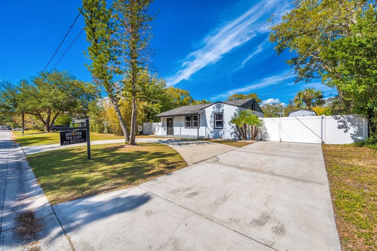 We have a spacious and secured driveway! Never worry about where to park your cars! Don't hesitate to send us a message if you have any questions!