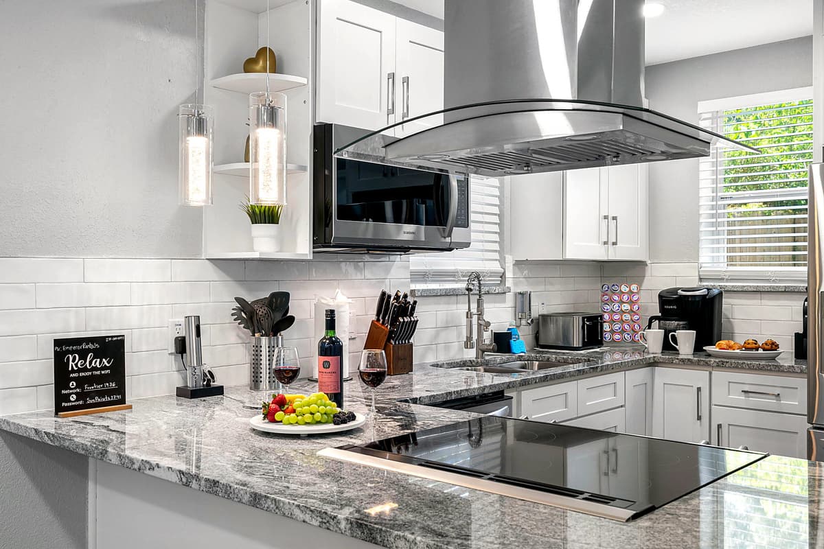 This kitchen combines elegance and functionality, making it the perfect space for both novice cooks and seasoned chefs alike.