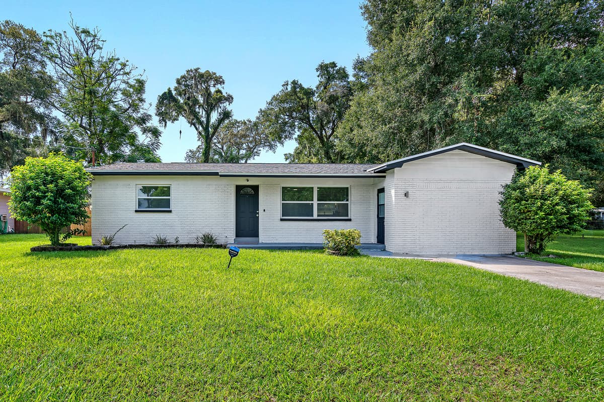 The beautiful side view of the house showcasing our magnificent front yard, amazing tree, and driveway. If you are interested in this property, don't hesitate to send us a message! Book now!