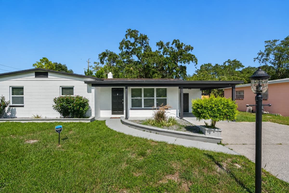 Do you like the minimalist facade of the property? We also make sure that the lawn is always well manicured. If you are interested, Send us a message!