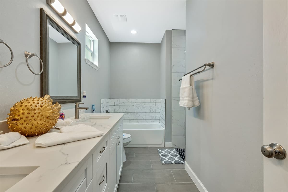 If time is of the essence, our spacious shower offers a convenient alternative, providing you with a refreshing cascade of water that invigorates the senses and revitalizes the body.