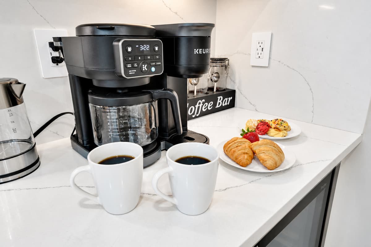 Coffee ready before anyone else is awake. Dedicated coffee bar with machine, kettle and mugs already out — pour a cup, take it outside, and have the pool to yourself.