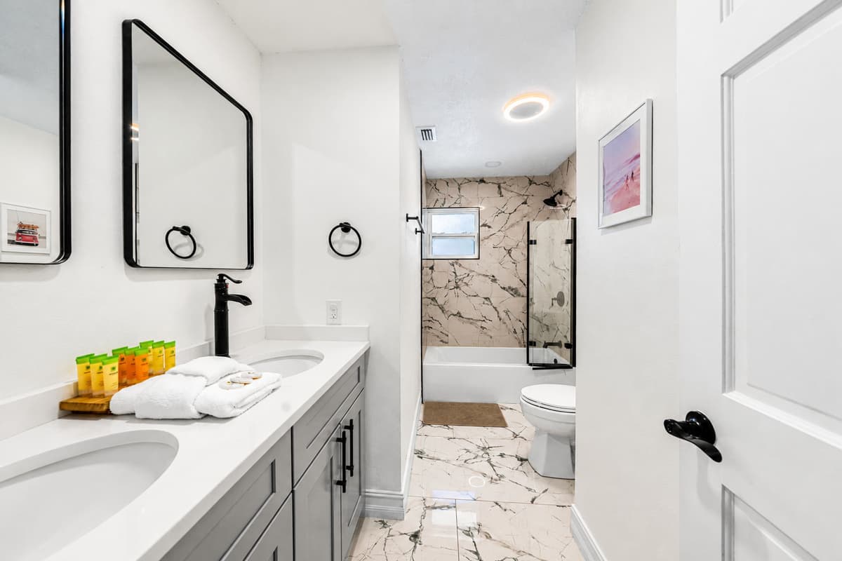 Bright, tiled, and wide enough for two people to use it without touching. Small luxury, felt every morning.