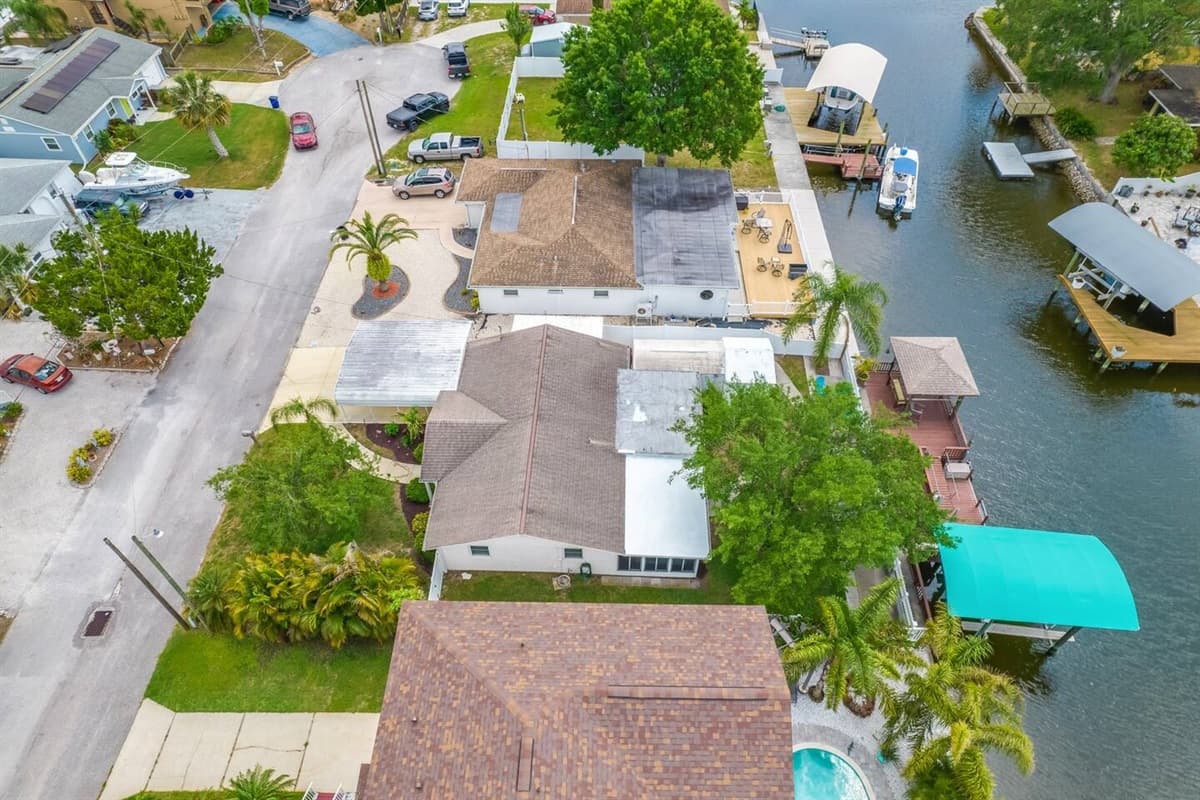 Please note that boat docking is not allowed at this property. The dock is currently not accessible and is not available for guest use.