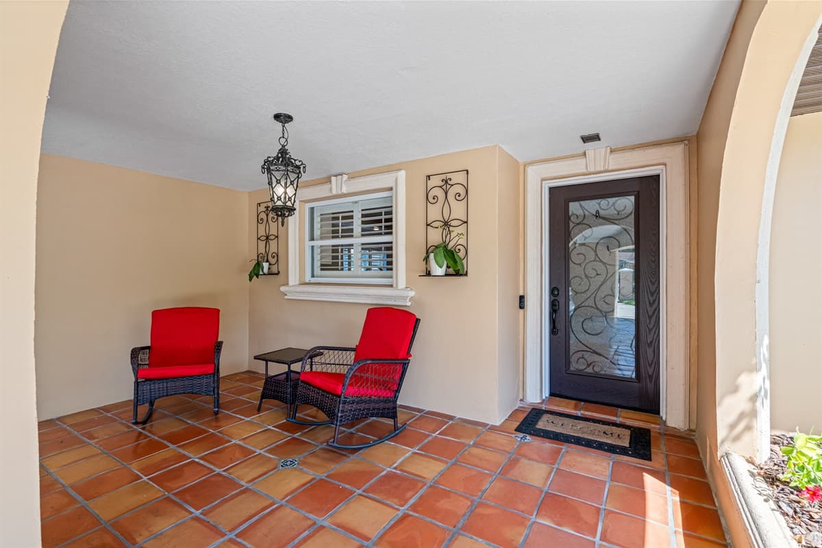With plenty of seating options, you'll have all the space you need to relax and socialize.