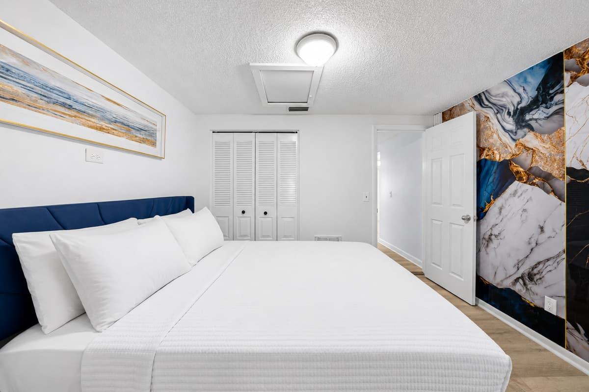 Perfect for families and groups, this connected bedroom suite offers flexible sleeping arrangements and added privacy. The first bedroom features a comfortable queen-size bed, while the adjoining bedroom includes a queen-size bed, and a twin bed.