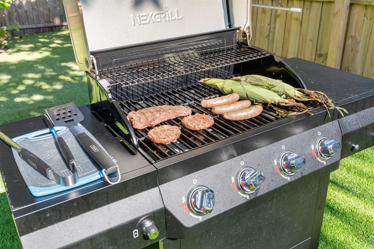 With all the necessary grilling tools provided, you’ll have everything you need to make the most of your al fresco culinary experience.