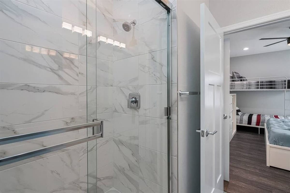 Completely modern and spacious bathroom with sink, toilet and walk in shower. Feel refreshed after a long day of travel from your home to your home away from home. If you like this property, send us a message now!