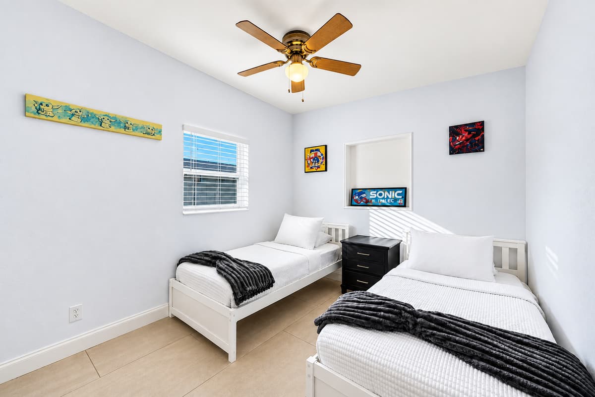 Two beds, two kids, zero bedtime negotiations. A twin room made for siblings or friends, with crisp linens, a ceiling fan and space between beds. The adults get their evening back.