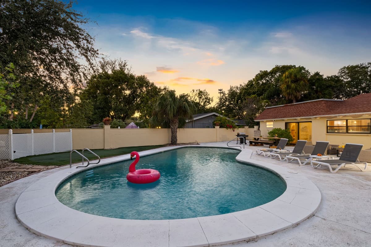 At night, the pool glows softly under the stars — perfect for an evening swim or quiet conversation by the water.
