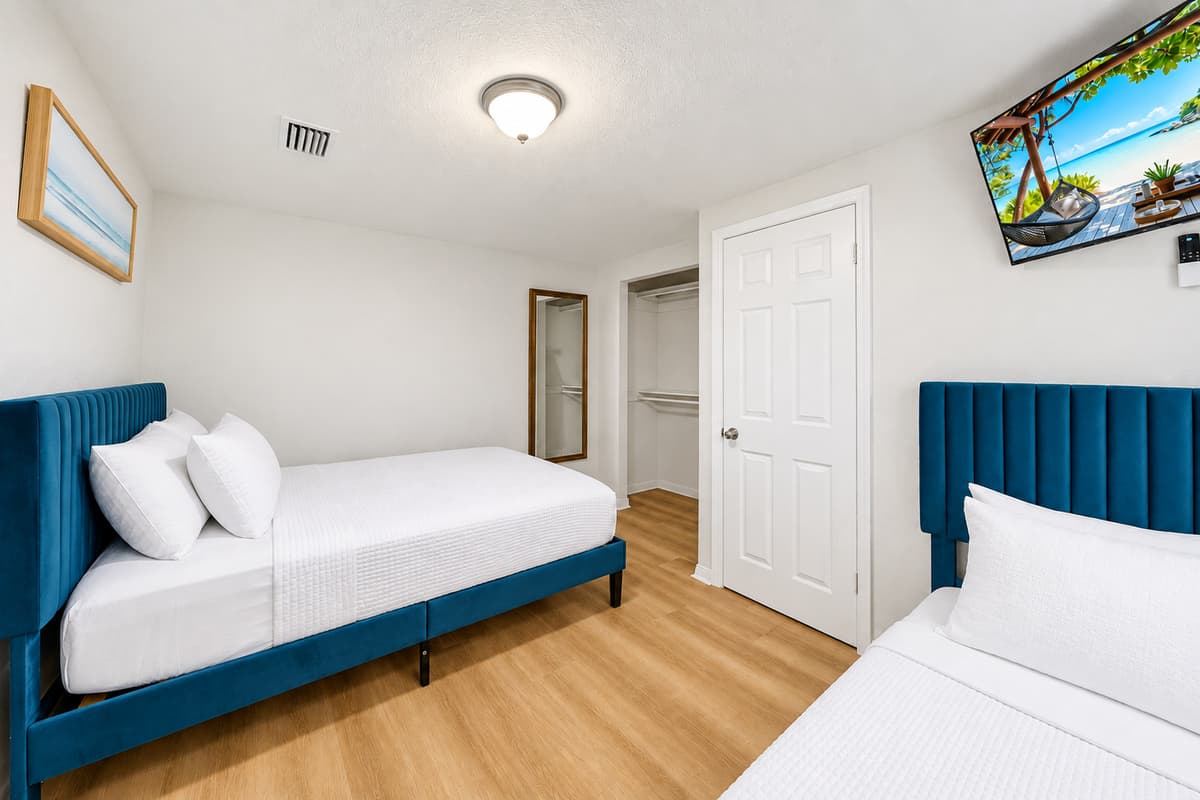 This spacious connected suite is designed with comfort and convenience in mind. The first room features one queen-size bed, while the connecting room offers an additional queen-size bed, a twin bed, and direct access to the ensuite bathroom.