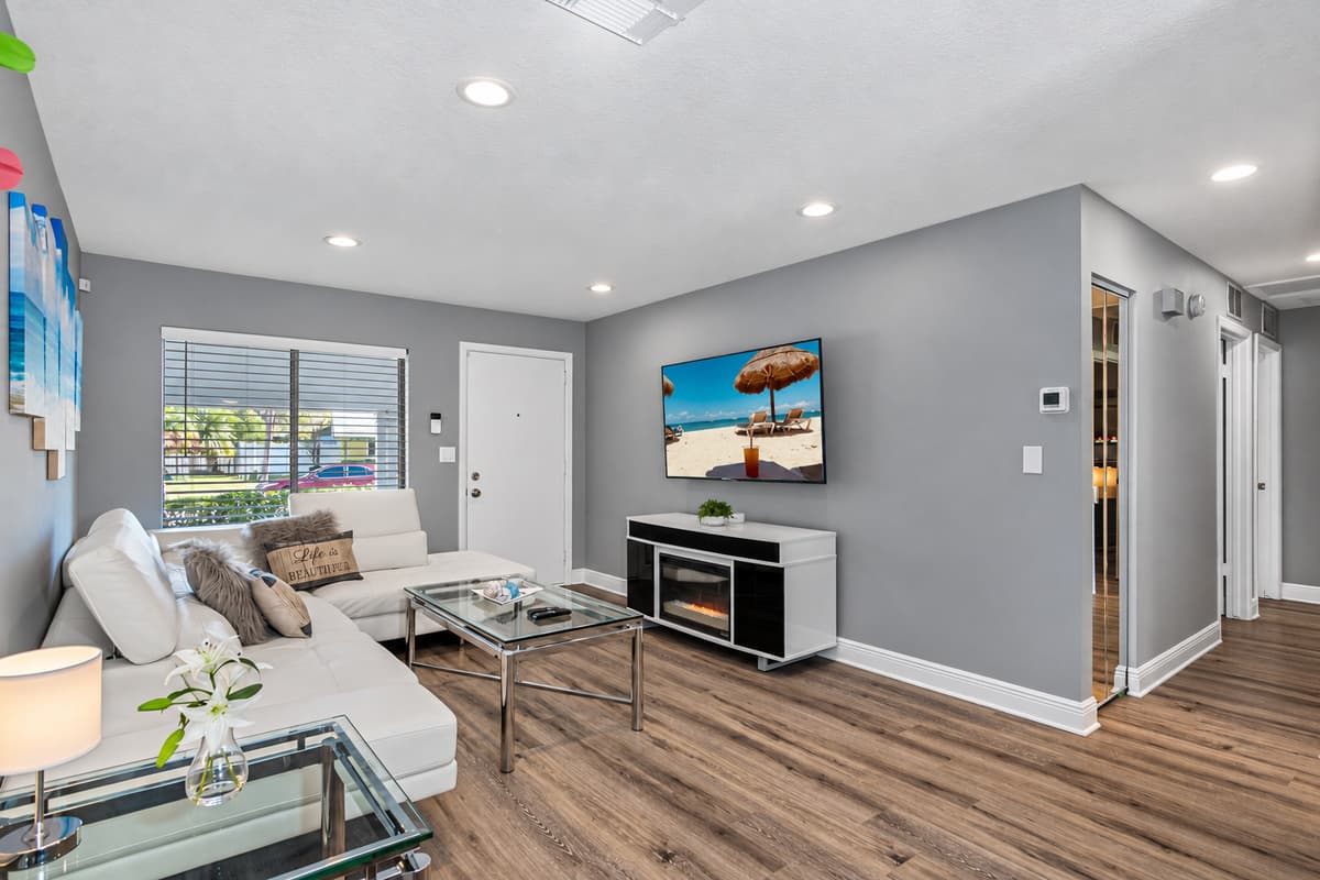 Our beautiful living area has a smart TV and a comfortable and modern L-shaped couch! Never miss an episode of your favorite series while on vacation while relaxing.