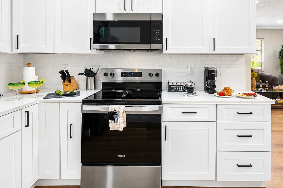 Inside the cabinets and drawers, you’ll find a complete set of cookware, dishes, glassware, utensils, and cooking essentials, so you can prepare meals just the way you would at home.
