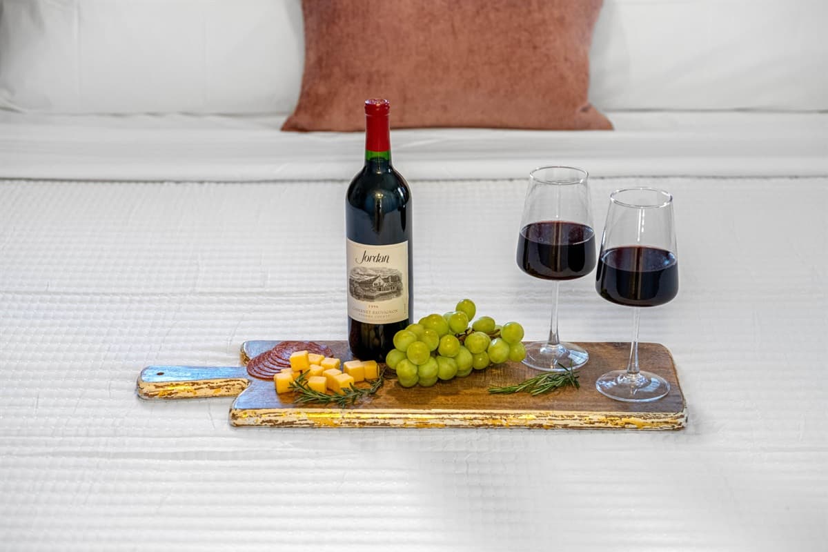 oft, inviting linens and carefully chosen décor enhance the room’s ambiance.