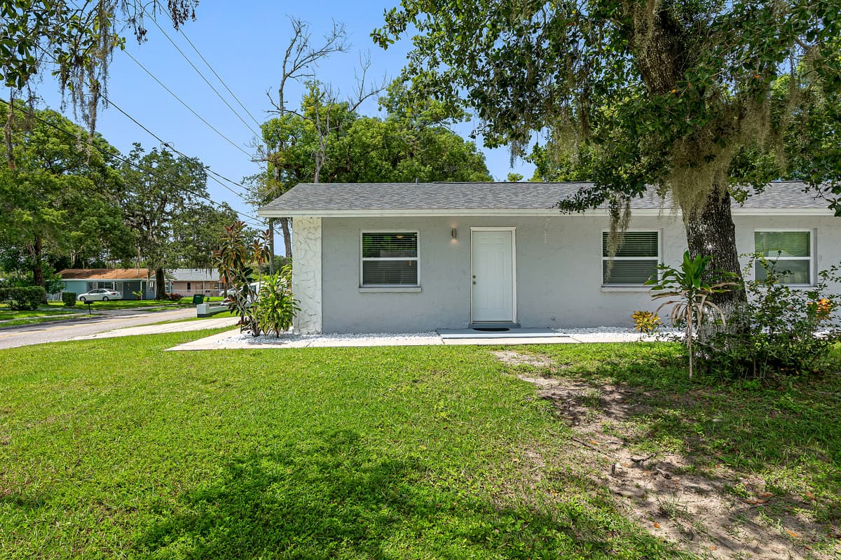 The beautiful side view of the house showcasing our magnificent front yard, amazing tree, and driveway. If you are interested in this property, don't hesitate to send us a message! Book now!