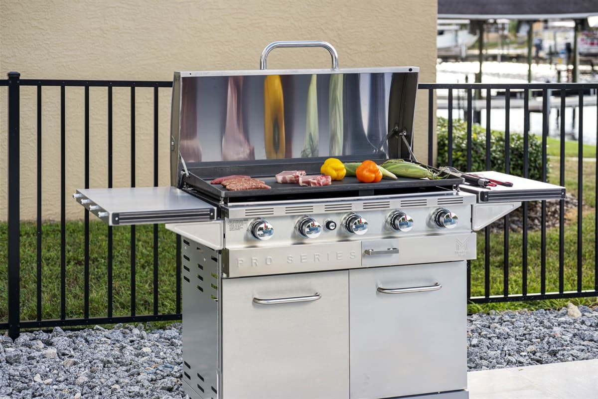 Enjoy convenient features such as outdoor lighting for evening swims and dining, as well as a nearby grill for barbecues and cookouts.