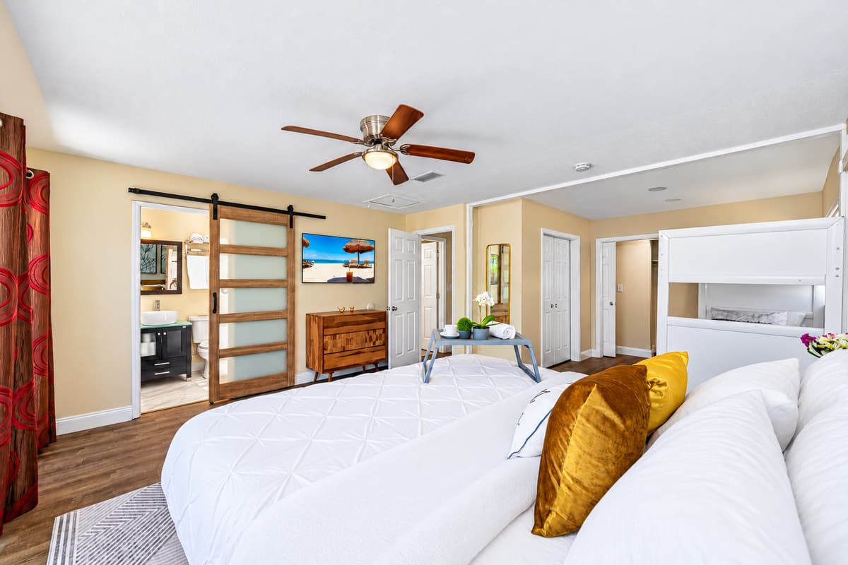 Magnificent bedroom with queen sized bed, single bunkbed, drawers for storage, own bathroom, and smart TV. Great room for families with kids or group of friends. 