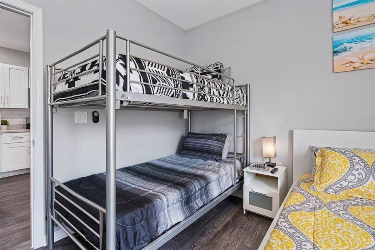 Beautiful bedroom with single bunk bed, queen-sized bed, drawers for storage, and smart TV. Ideal room for a family with kids or a group of friends. Tell us what you think of the property. Send us an inquiry now!