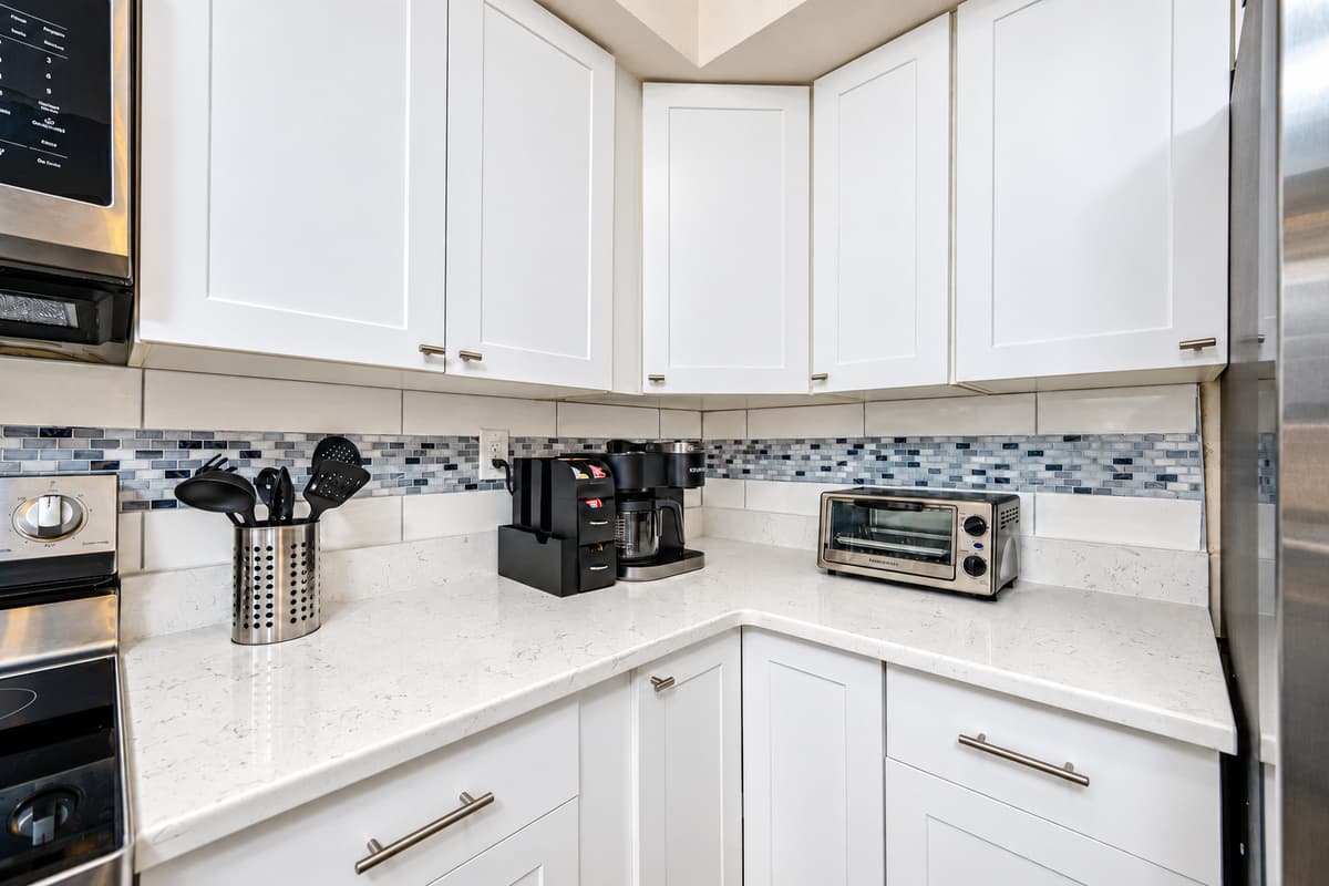 Who doesn't love a good cup of coffee in the morning? Or tea for that matter? Or toast for breakfast perhaps? Our kitchen is equipped for you guys! If you have any questions, don't hesitate to send us a message!