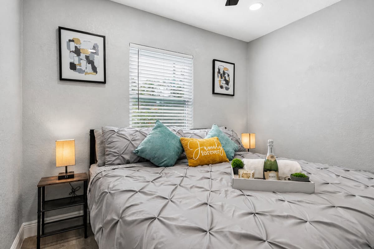 Relax after a long day of the trip to the beach. Have an amazing sleep in this beautiful room that has a queen-size bed, TV, drawers, and closet. If you think this room is beautiful, don't hesitate and send us a message now!