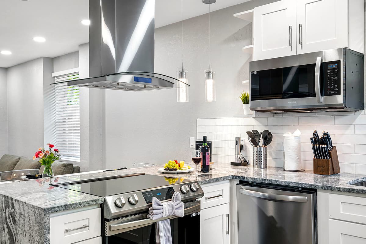 The design of the kitchen is both stylish and functional, with a harmonious blend of contemporary and classic elements.