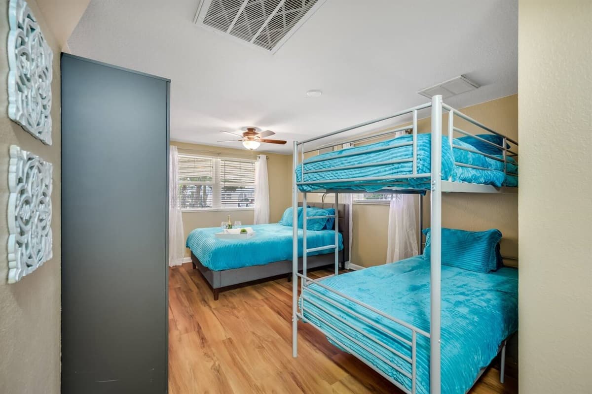 Elegant bedroom with queen sized bed, twin bunkbed, , drawers for storage and smart TV. Ideal room for a group of friends or a family with kids. If you are interested in this property, send us an inquiry now!