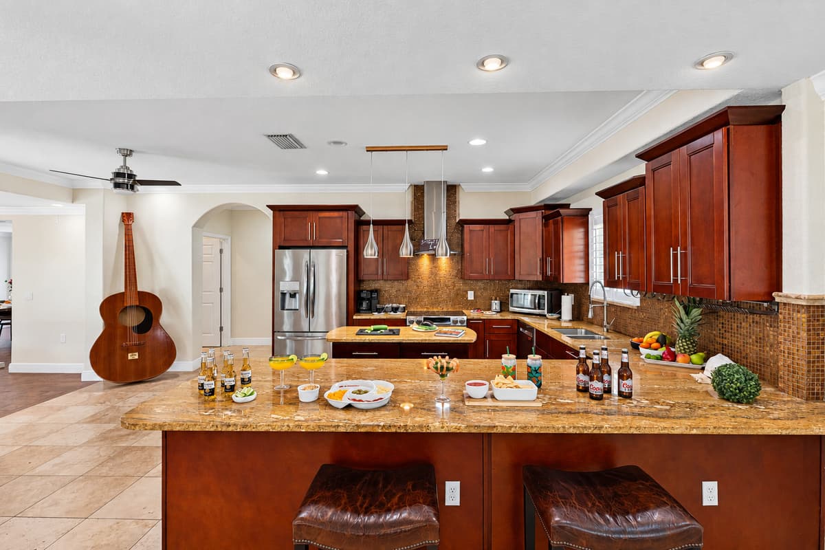 Bright, functional, and welcoming, the kitchen features a complete set of modern appliances.