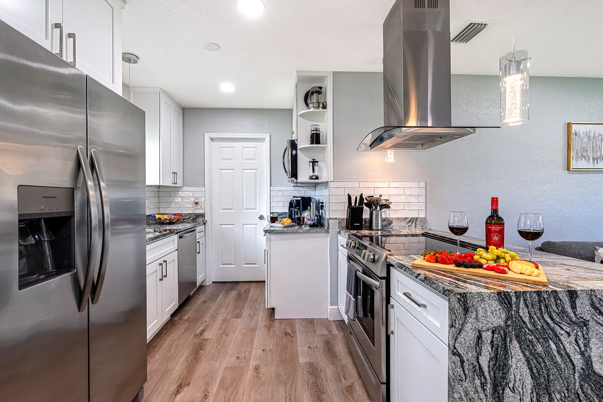 Have everyone join the meal preparation! Our wondeful modern kitchen has more than enough space to accommodate everyone! What are you waiting for? Book now!
