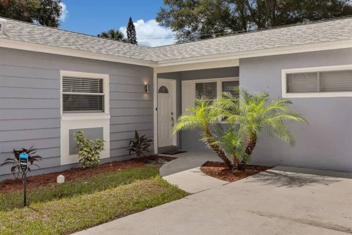 This lovely entryway will welcome you and make you feel at home once you reach the property that has beautiful plants and a well maintained lawn. If you like what you see, send us an inquiry!